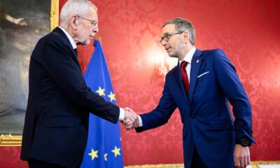 El presidente federal austriaco Alexander Van der Bellen (I) da la bienvenida al presidente del Partido de la Libertad de Austria (FPOe) Herbert Kickl (D) durante su reunión en Viena, Austria, 06 de enero de 2025. El presidente austriaco está manteniendo discusiones con el líder del FPOe, Kickl, sobre la futura formación de un gobierno después de que fracasaran las negociaciones de coalición entre el OeVP y el SPOe. (Viena) EFE/EPA/MAX SLOVENCIK