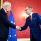 El presidente federal austriaco Alexander Van der Bellen (I) da la bienvenida al presidente del Partido de la Libertad de Austria (FPOe) Herbert Kickl (D) durante su reunión en Viena, Austria, 06 de enero de 2025. El presidente austriaco está manteniendo discusiones con el líder del FPOe, Kickl, sobre la futura formación de un gobierno después de que fracasaran las negociaciones de coalición entre el OeVP y el SPOe. (Viena) EFE/EPA/MAX SLOVENCIK