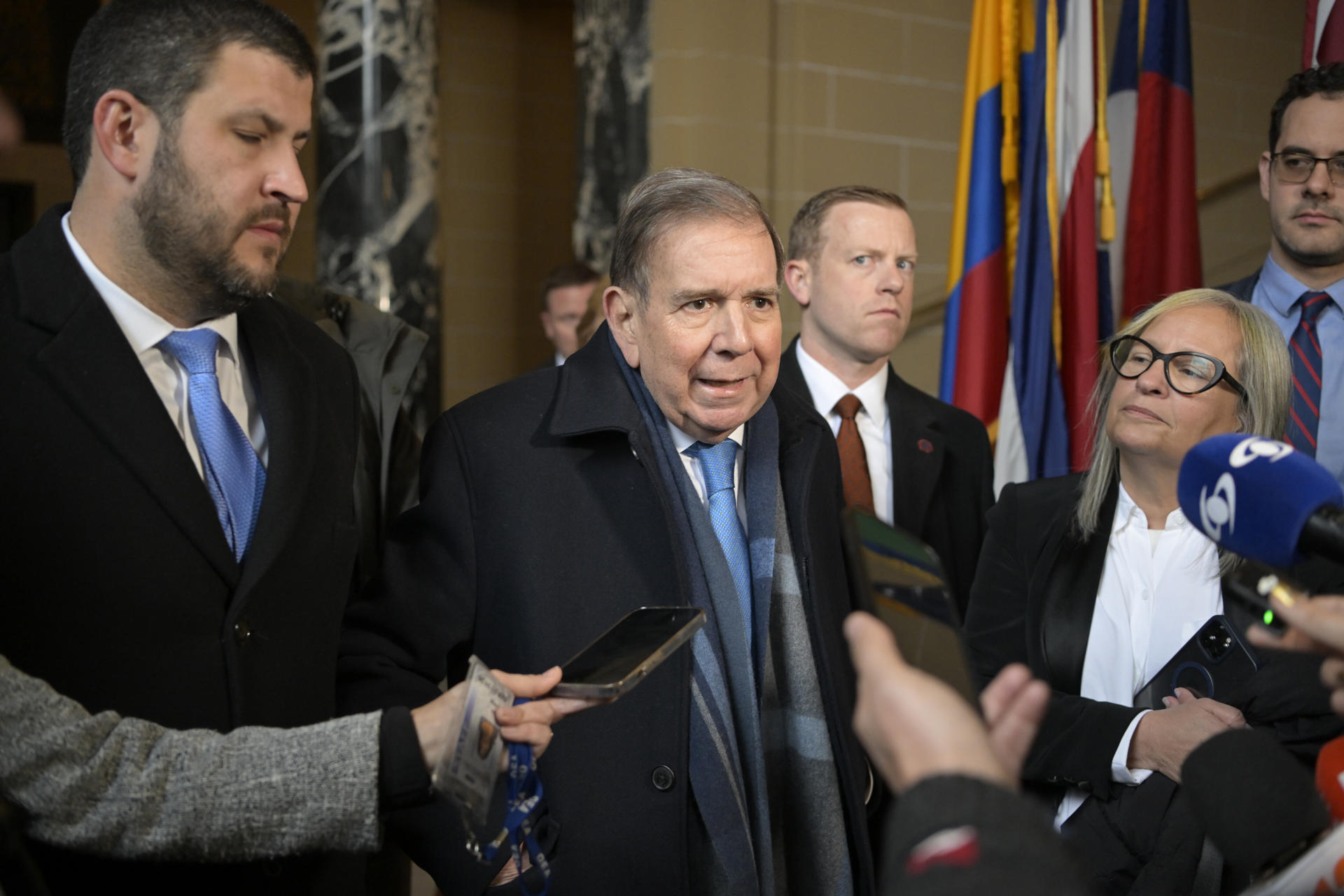 El líder opositor venezolano Edmundo González Urrutia (c) da declaraciones luego de una reunión privada con el secretario de la OEA Luis Almagro este lunes, en el edificio principal de la organización en Washington DC (EE.UU.). EFE/ Lenin Nolly