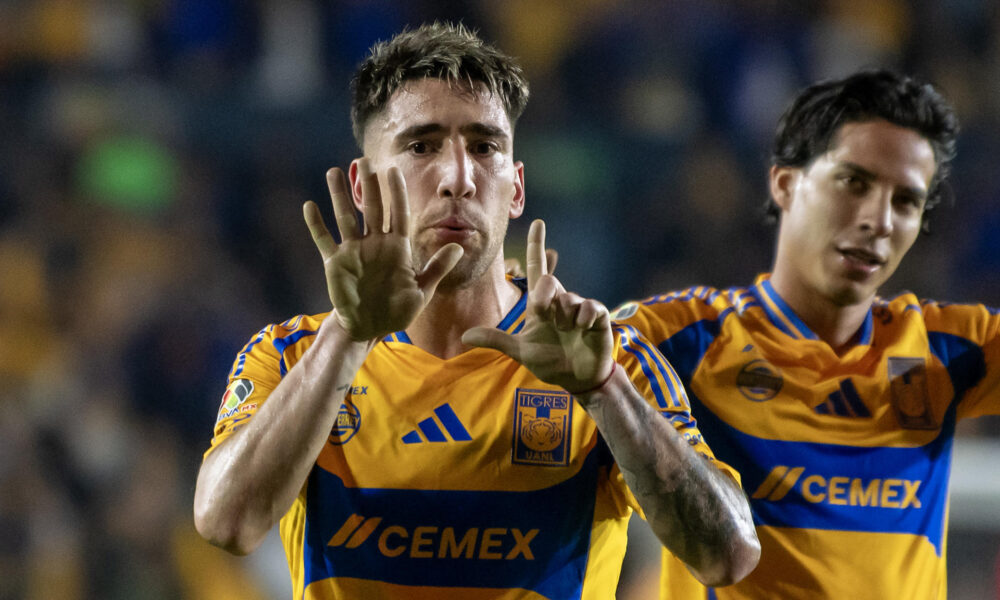 Fernando Gorriarán de Tigres celebra un gol el viernes, durante un partido del Torneo Clausura 2025 entre Tigres y Mazatlán en el estadio Universitario de Monterrey. EFE/ Miguel Sierra