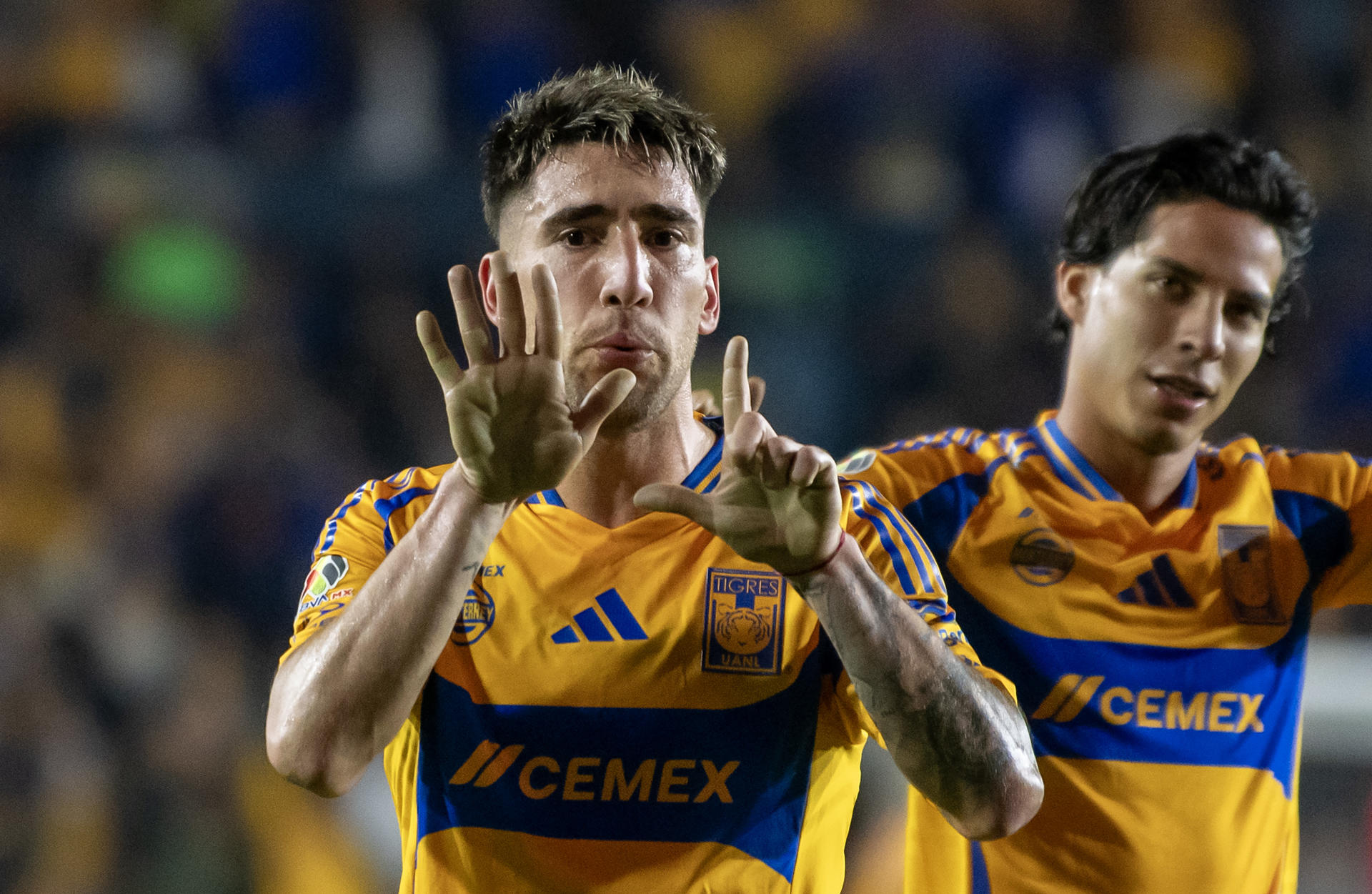 Fernando Gorriarán de Tigres celebra un gol el viernes, durante un partido del Torneo Clausura 2025 entre Tigres y Mazatlán en el estadio Universitario de Monterrey. EFE/ Miguel Sierra