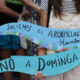 Una mujer sostiene un cartel en una manifestación este miércoles 8 de enero de 2025 durante una sesión extraordinaria del Comité de Ministros de Chile sobre el proyecto minero y portuario 'Dominga', frente al Ministerio de Medio Ambiente, en Santiago. EFE/ Elvis González