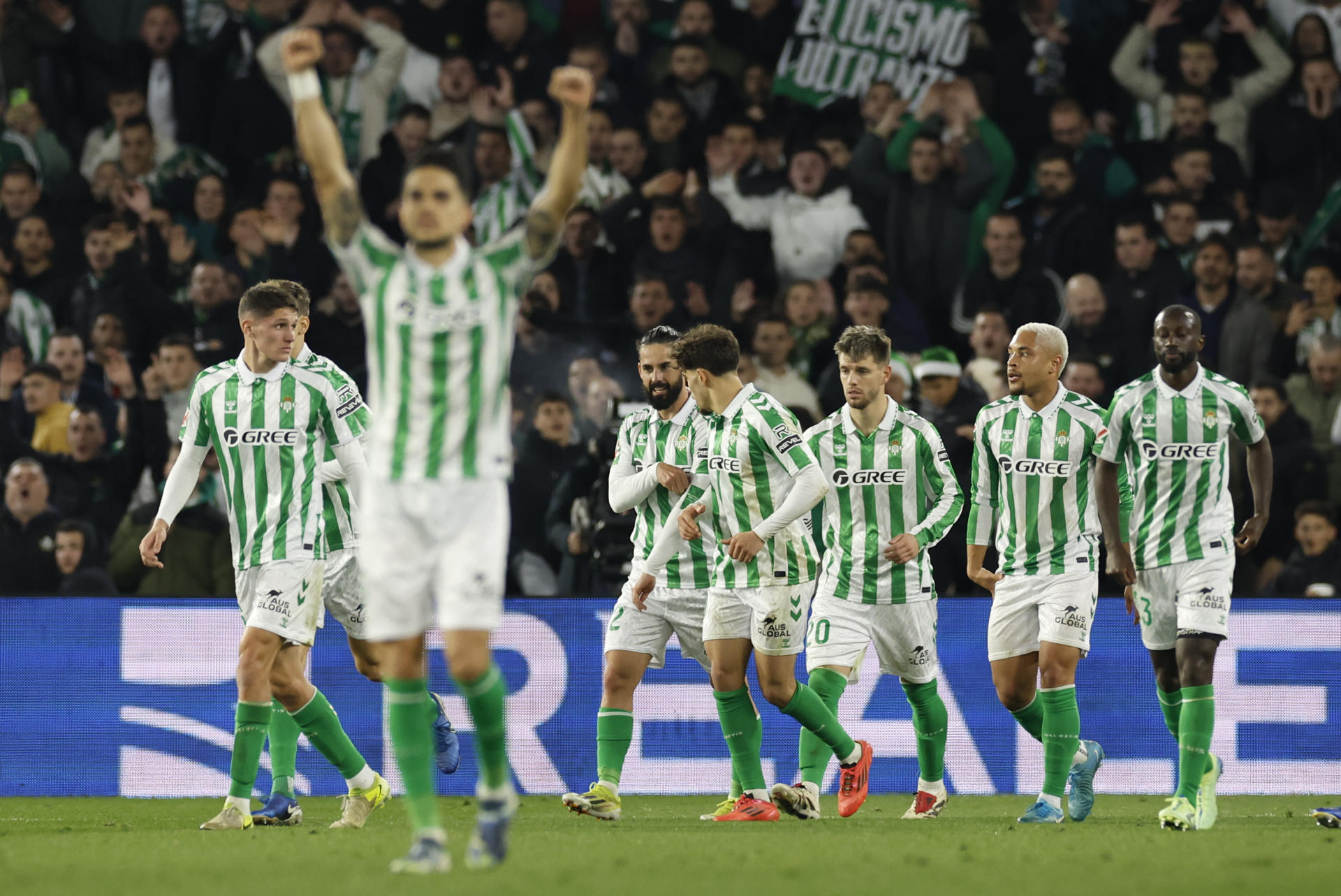 Los futbolistas del Betis celebran un gol en el estadio Benito Villamarín de Sevilla, en una foto de archivo. EFE/ Julio Muñoz