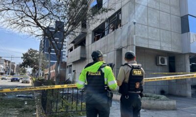 Integrantes de la policía custodian el lugar donde detono un explosivo frente a la sede de la Fiscalía este lunes, en la ciudad de Trujillo (Perú).EFE/STR