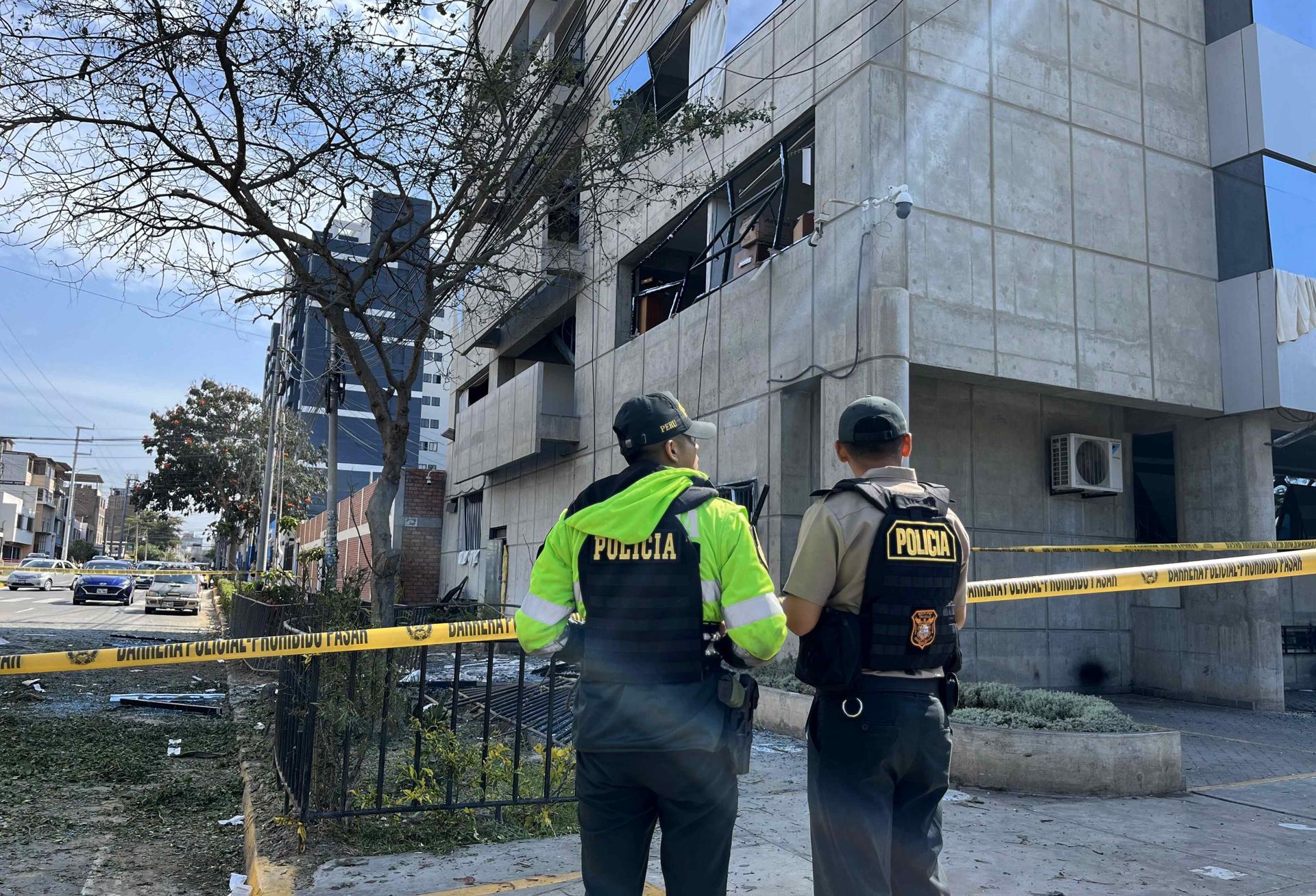 Integrantes de la policía custodian el lugar donde detono un explosivo frente a la sede de la Fiscalía este lunes, en la ciudad de Trujillo (Perú).EFE/STR