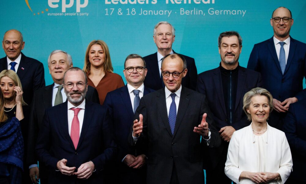 El presidente del partido y de la facción de la Unión Cristiano-Demócrata (CDU), Friedrich Merz (2-D), gesticula junto al presidente del Partido Popular Europeo (PPE), Manfred Weber (3-D), la presidenta de la Comisión Europea, Ursula von der Leyen (D), y el primer ministro del Estado de Baviera y presidente de la Unión Social Cristiana (CSU), Markus Soeder (2ª fila-D), durante una foto familiar con motivo de la reunión del Partido Popular Europeo (PPE) en Berlín, Alemania, el 18 de enero de 2025. 
 EFE/EPA/CLEMENS BILAN