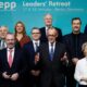 El presidente del partido y de la facción de la Unión Cristiano-Demócrata (CDU), Friedrich Merz (2-D), gesticula junto al presidente del Partido Popular Europeo (PPE), Manfred Weber (3-D), la presidenta de la Comisión Europea, Ursula von der Leyen (D), y el primer ministro del Estado de Baviera y presidente de la Unión Social Cristiana (CSU), Markus Soeder (2ª fila-D), durante una foto familiar con motivo de la reunión del Partido Popular Europeo (PPE) en Berlín, Alemania, el 18 de enero de 2025. 
 EFE/EPA/CLEMENS BILAN