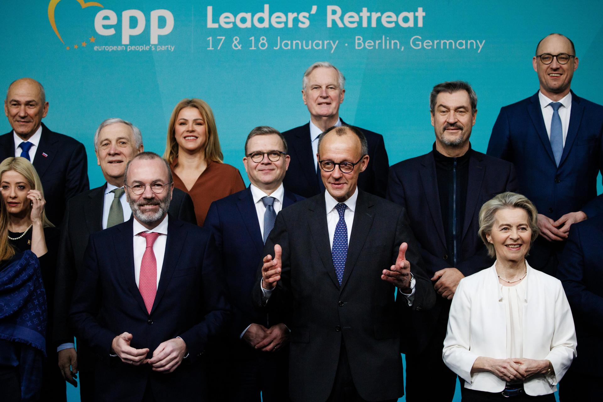 El presidente del partido y de la facción de la Unión Cristiano-Demócrata (CDU), Friedrich Merz (2-D), gesticula junto al presidente del Partido Popular Europeo (PPE), Manfred Weber (3-D), la presidenta de la Comisión Europea, Ursula von der Leyen (D), y el primer ministro del Estado de Baviera y presidente de la Unión Social Cristiana (CSU), Markus Soeder (2ª fila-D), durante una foto familiar con motivo de la reunión del Partido Popular Europeo (PPE) en Berlín, Alemania, el 18 de enero de 2025. 
 EFE/EPA/CLEMENS BILAN