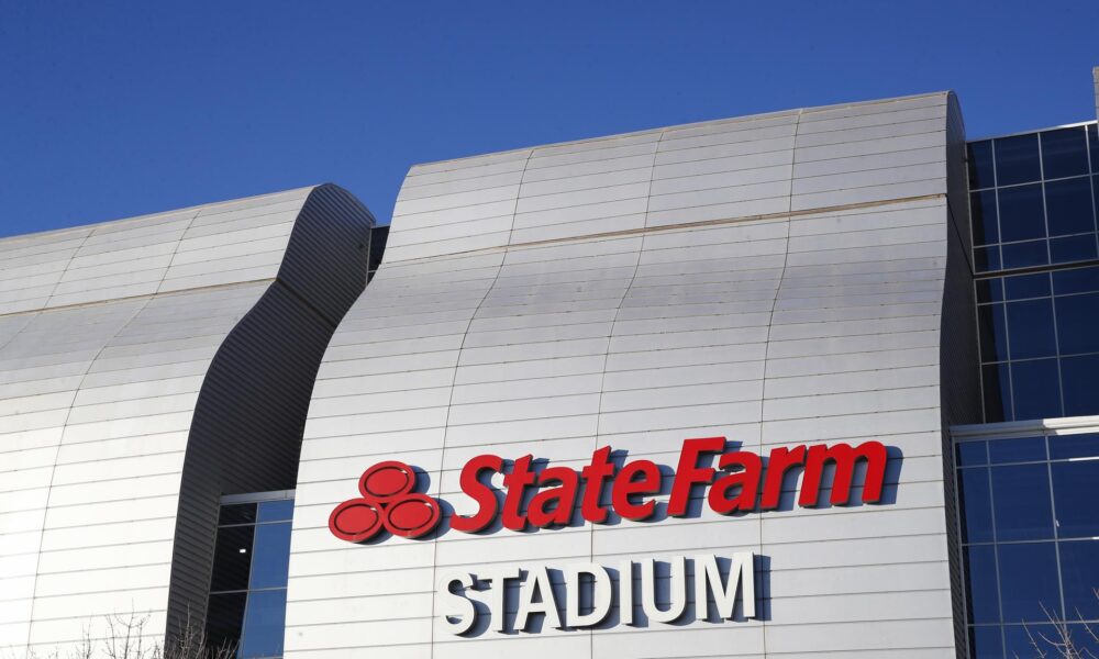 Fotografía de archivo de un sector del frontispicio del estadio State Farm, que sería la sede alternativa del partido Rams-Vikings de la NFL en caso de que los incendios forestales impidan la realización del encuentro en Los Ángeles, en Glendale (Arizona, EE.UU.). EFE/Caroline Brehman