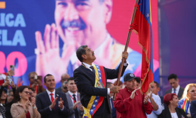 El líder chavista Nicolás Maduro ondea una bandera en un acto este viernes, en Caracas (Venezuela). EFE/ Ronald Peña R.