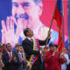 El líder chavista Nicolás Maduro ondea una bandera en un acto este viernes, en Caracas (Venezuela). EFE/ Ronald Peña R.