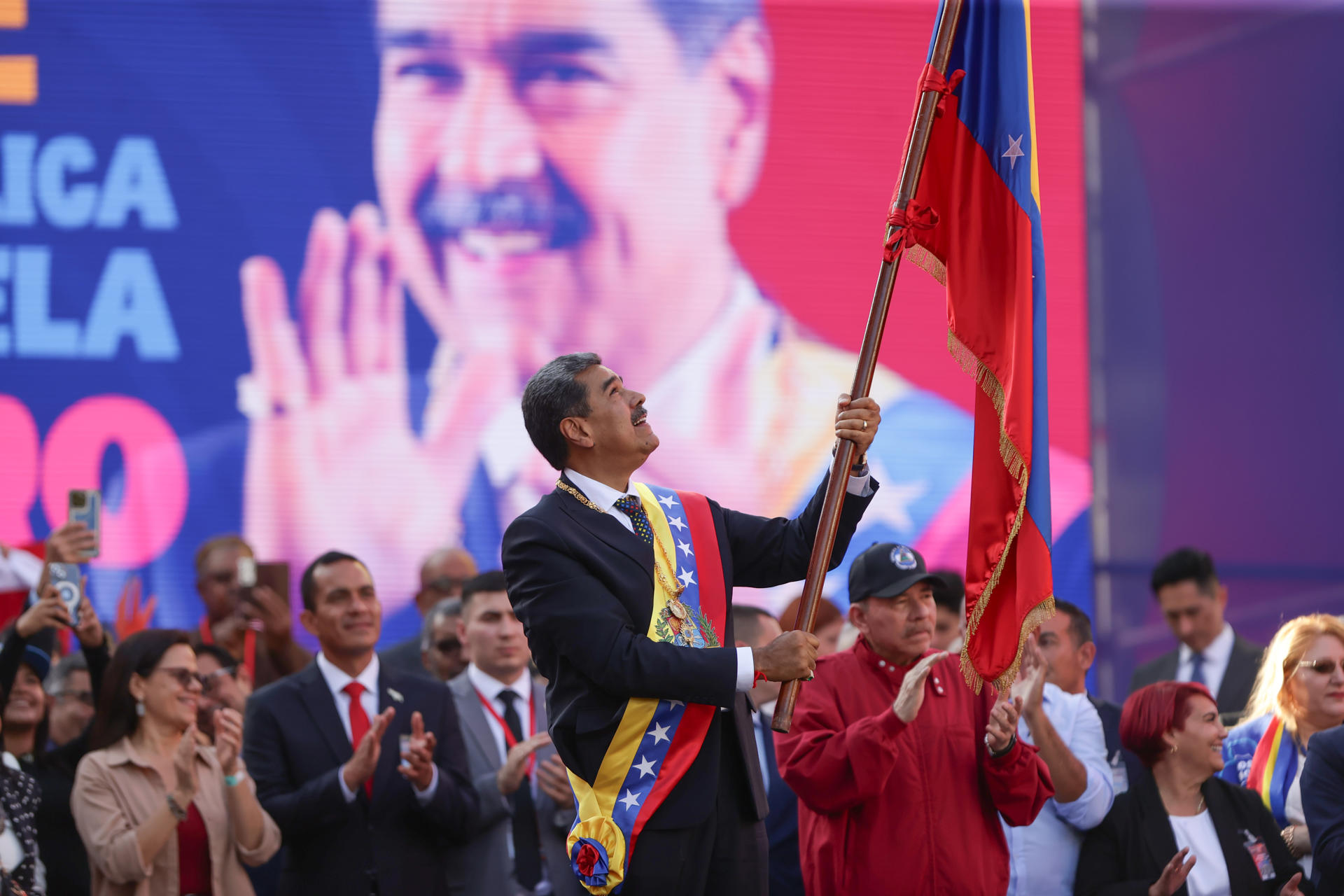 El líder chavista Nicolás Maduro ondea una bandera en un acto este viernes, en Caracas (Venezuela). EFE/ Ronald Peña R.