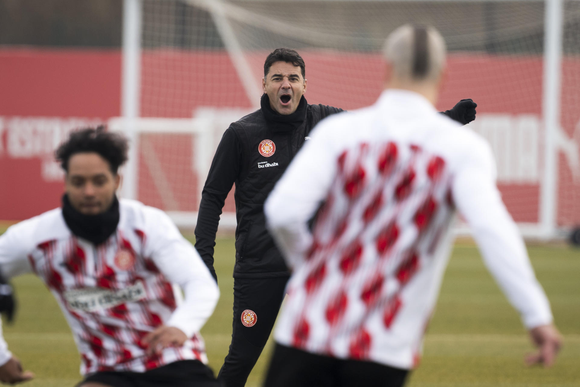 El entrenador del Girona FC, Míchel Sánchez, durante el entrenamiento que el equipo ha realizado este martes. EFE/David Borrat