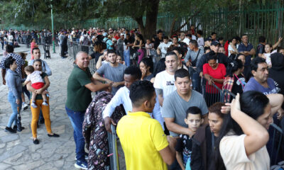 Fotografía de archivo de personas en fila realizando tramites migratorios en Tapachula (México). EFE/ Juan Manuel Blanco