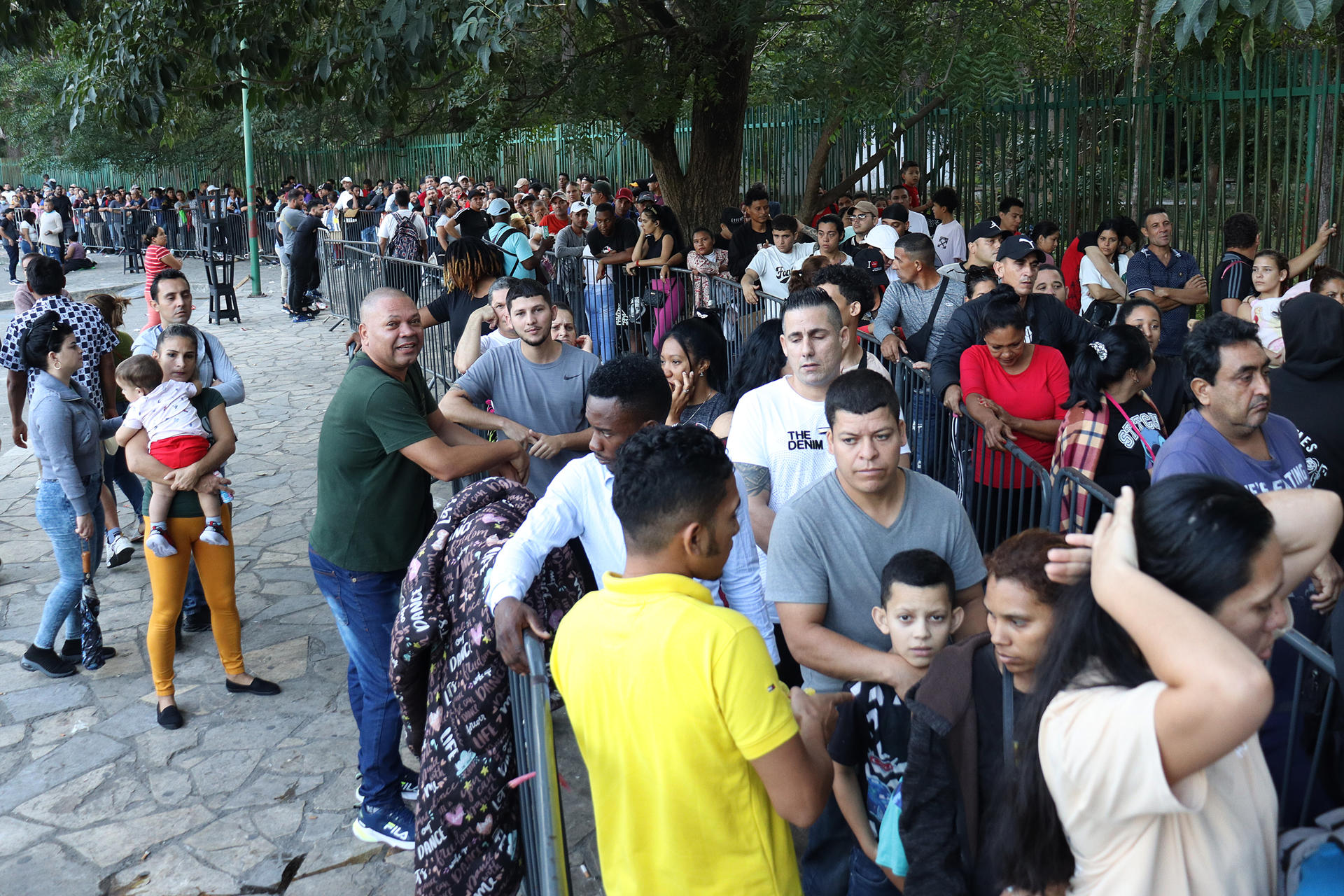 Fotografía de archivo de personas en fila realizando tramites migratorios en Tapachula (México). EFE/ Juan Manuel Blanco