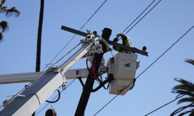 Un equipo eléctrico trabaja en líneas eléctricas destruidas por el incendio forestal de Palisades en el barrio de Pacific Palisades de Los Ángeles, California, EE.UU.. EFE/EPA/ALLISON DINNER