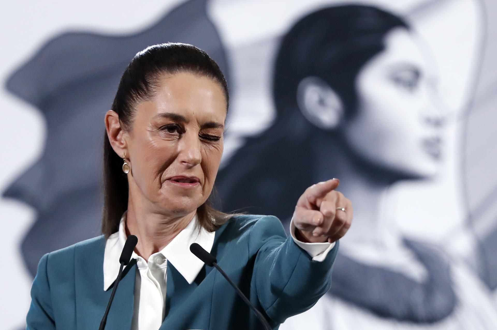 La presidenta de México, Claudia Sheinbaum, participa este lunes durante una rueda de prensa en Palacio Nacional de la Ciudad de México (México). EFE/ Mario Guzmán