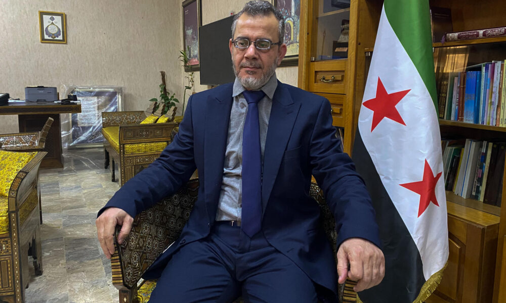 El ministro de Educación interino de Siria, Nazir Mohamad al Qadri, durante una entrevista con EFE en Damasco el 9 de enero de 2025. La nueva Siria sin Bachar Al Asad asegurará la enseñanza de las lenguas minoritarias sin discriminación, si bien el árabe será el idioma primario de enseñanza en los colegios públicos, donde la principal reforma ahora será eliminar la propaganda de Al Asad, afirma en una entrevista con EFE el ministro de Educación interino, Nazir Mohamad al Qadri. EFE/Ana María Guzelian