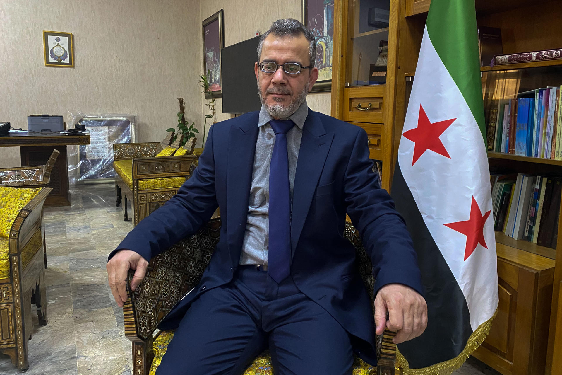 El ministro de Educación interino de Siria, Nazir Mohamad al Qadri, durante una entrevista con EFE en Damasco el 9 de enero de 2025. La nueva Siria sin Bachar Al Asad asegurará la enseñanza de las lenguas minoritarias sin discriminación, si bien el árabe será el idioma primario de enseñanza en los colegios públicos, donde la principal reforma ahora será eliminar la propaganda de Al Asad, afirma en una entrevista con EFE el ministro de Educación interino, Nazir Mohamad al Qadri. EFE/Ana María Guzelian