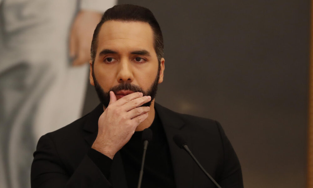 El presidente de El Salvador, Nayib Bukele habla durante una rueda de prensa este martes, en Casa Presidencial en San Salvador (El Salvador). EFE/ Rodrigo Sura