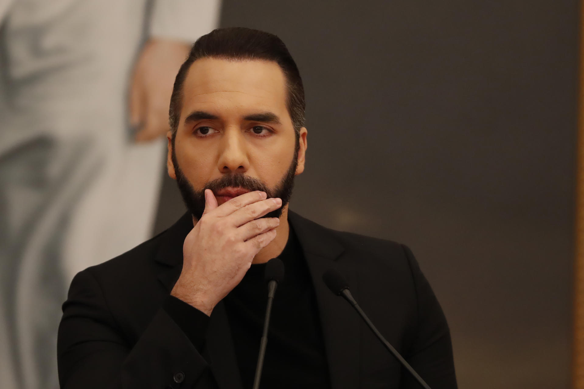 El presidente de El Salvador, Nayib Bukele habla durante una rueda de prensa este martes, en Casa Presidencial en San Salvador (El Salvador). EFE/ Rodrigo Sura