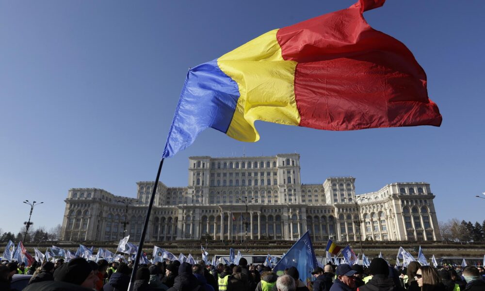 Miembros de la asociación sindical de la policía SNPPC (Sindicato Nacional de Policías y Personal Contractual) participan en una protesta frente a la sede del Parlamento en Bucarest, Rumania, el 17 de enero de 2025. Miembros de la C(Protestas, Rumanía, Bucarest) EFE/EPA/ROBERT GHEMENT