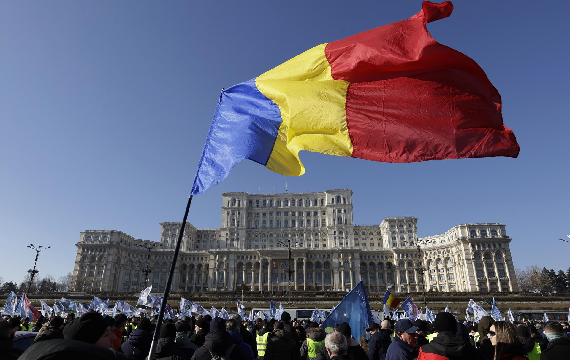 Miembros de la asociación sindical de la policía SNPPC (Sindicato Nacional de Policías y Personal Contractual) participan en una protesta frente a la sede del Parlamento en Bucarest, Rumania, el 17 de enero de 2025. Miembros de la C(Protestas, Rumanía, Bucarest) EFE/EPA/ROBERT GHEMENT