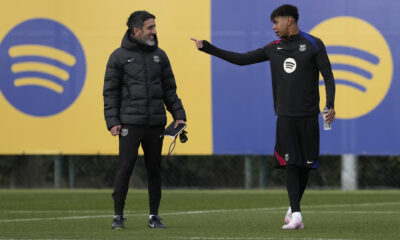 El delantero del FC Barcelona, Lamine Yamal (d), junto al preparador físico de campo, Rafa Maldonado, en foto de archivo de Alejandro García. EFE