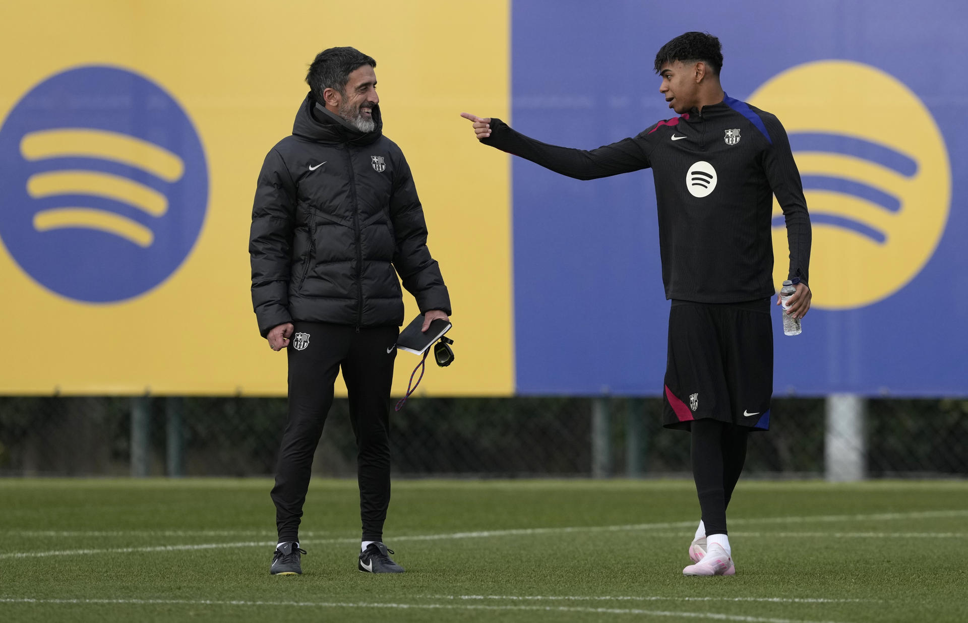 El delantero del FC Barcelona, Lamine Yamal (d), junto al preparador físico de campo, Rafa Maldonado, en foto de archivo de Alejandro García. EFE