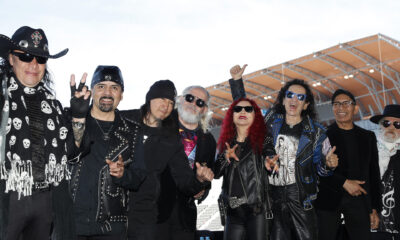 El vocalista de la agrupación musical 'El Tri' Alex Lora (3-d) posa con sus musicos, durante una rueda de prensa este martes, en el estadio GNP en Ciudad de México (México). EFE/ Mario Guzmán