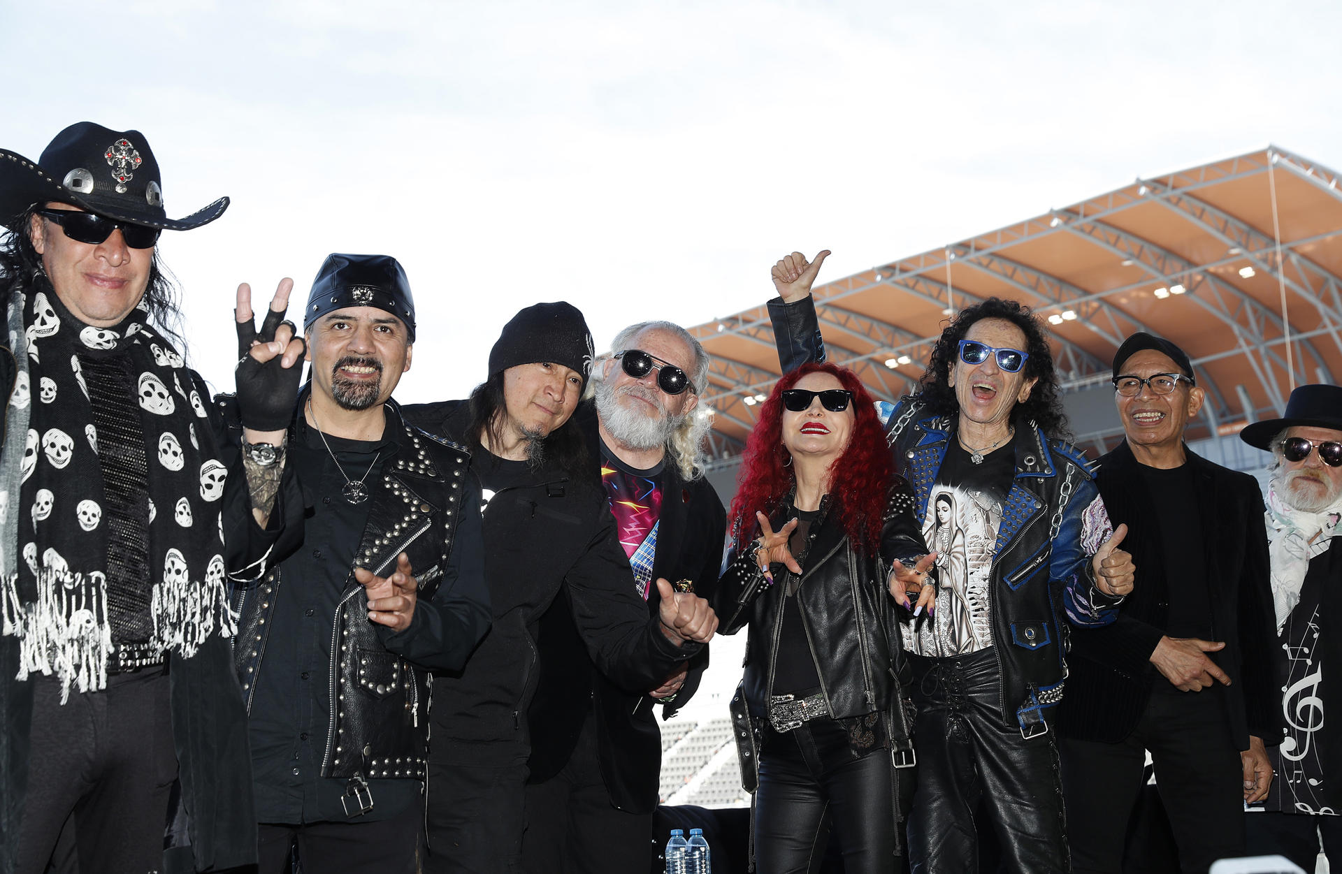 El vocalista de la agrupación musical 'El Tri' Alex Lora (3-d) posa con sus musicos, durante una rueda de prensa este martes, en el estadio GNP en Ciudad de México (México). EFE/ Mario Guzmán