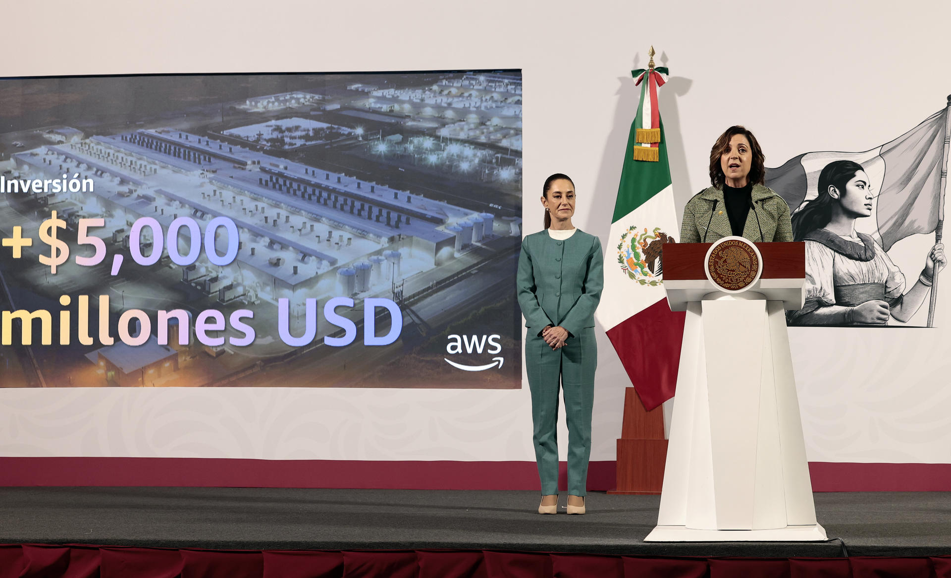 La directora para América Latina de Amazon Web Services, Paula Bellizia (d) habla durante la conferencia de prensa matutina de la presidenta de México Claudia Sheinbaum este martes, en el Palacio Nacional de la Ciudad de México (México). EFE/ José Méndez