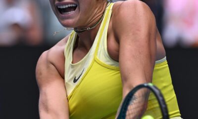 La número uno del mundo y actual campeona del Abierto de Australia, la bielorrusa Aryna Sabalenka, avanzó este miércoles a la tercera ronda del torneo que se juega en Melbourne al imponerse por 6-3 y 7-5 a la española Jessica Bouzas. EFE/EPA/JAMES ROSS