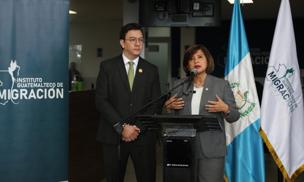 La vicepresidenta de Guatemala, Karin Herrera (d), habla junto al director del Instituto Guatemalteco de Migración, Danilo Rivera, en una conferencia de prensa este lunes, en la Ciudad de Guatemala (Guatemala). EFE/ Mariano Macz