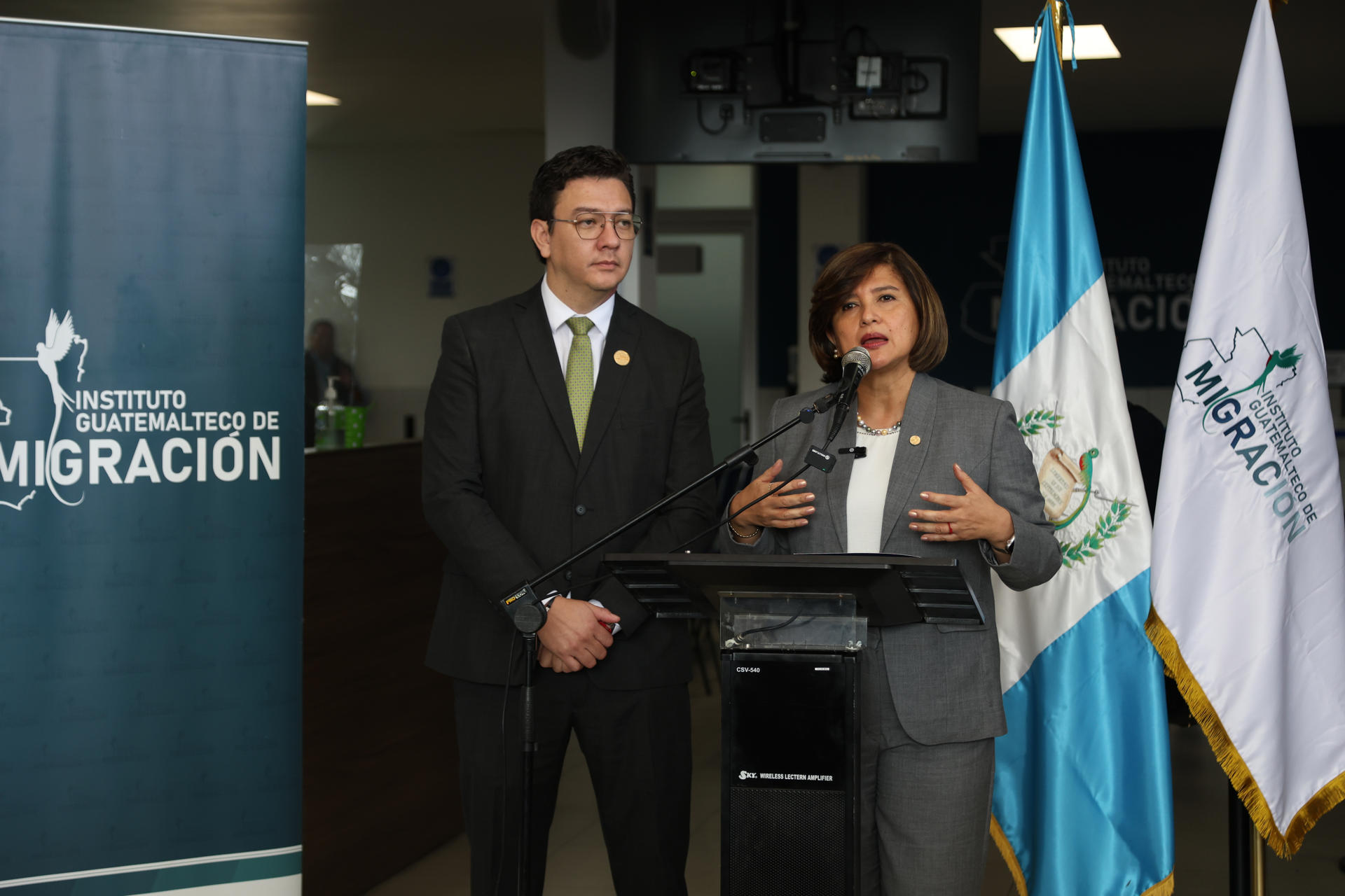 La vicepresidenta de Guatemala, Karin Herrera (d), habla junto al director del Instituto Guatemalteco de Migración, Danilo Rivera, en una conferencia de prensa este lunes, en la Ciudad de Guatemala (Guatemala). EFE/ Mariano Macz