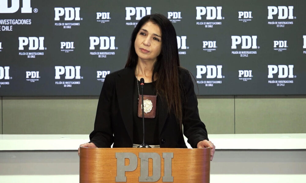 Fotografía cedida por la Policía de Investigaciones de Chile (PDI) de su jefa de Cooperación Internacional, prefecta Carolina Namor, en una rueda de prensa este martes, en Santiago (Chile). EFE/ Policía De Investigaciones