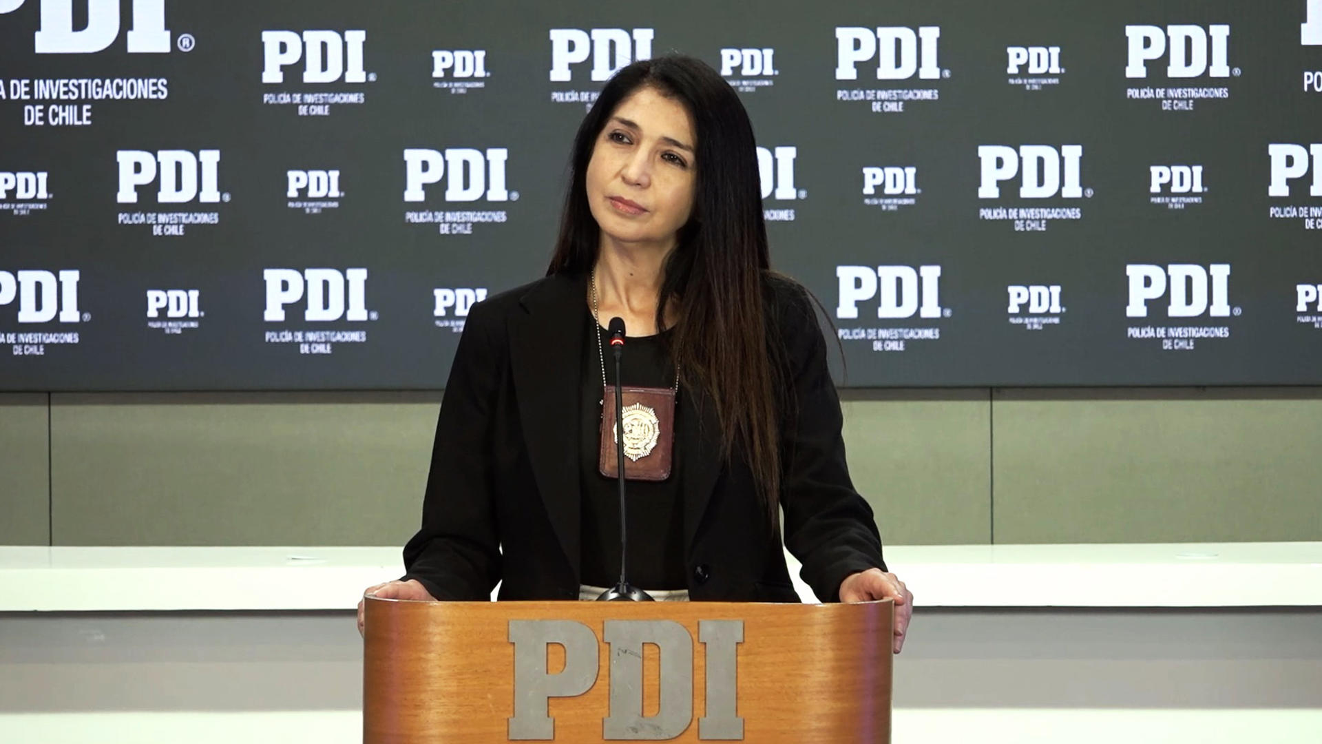 Fotografía cedida por la Policía de Investigaciones de Chile (PDI) de su jefa de Cooperación Internacional, prefecta Carolina Namor, en una rueda de prensa este martes, en Santiago (Chile). EFE/ Policía De Investigaciones