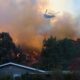 Un helicóptero arroja agua sobre una casa durante el incendio forestal de Palisades en Los Ángeles, California (EE.UU.). EFE/ALLISON DINNER