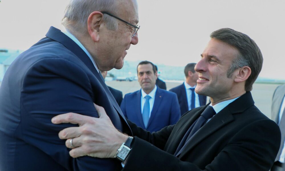 Una foto proporcionada por el proveedor de fotografía del Gobierno Libanés, Dalati y Nohra, muestra al primer ministro interino libanés Najib Mikati (D) reuniéndose con el presidente francés Emmanuel Macron (I) a su llegada al Aeropuerto Internacional Rafik Hariri en Beirut, Líbano, el 17 de enero de 2025. 
EFE/EPA/DALATI Y NOHRA / FOTO DE PRENSA USO EDITORIAL SOLAMENTE / NO VENTAS