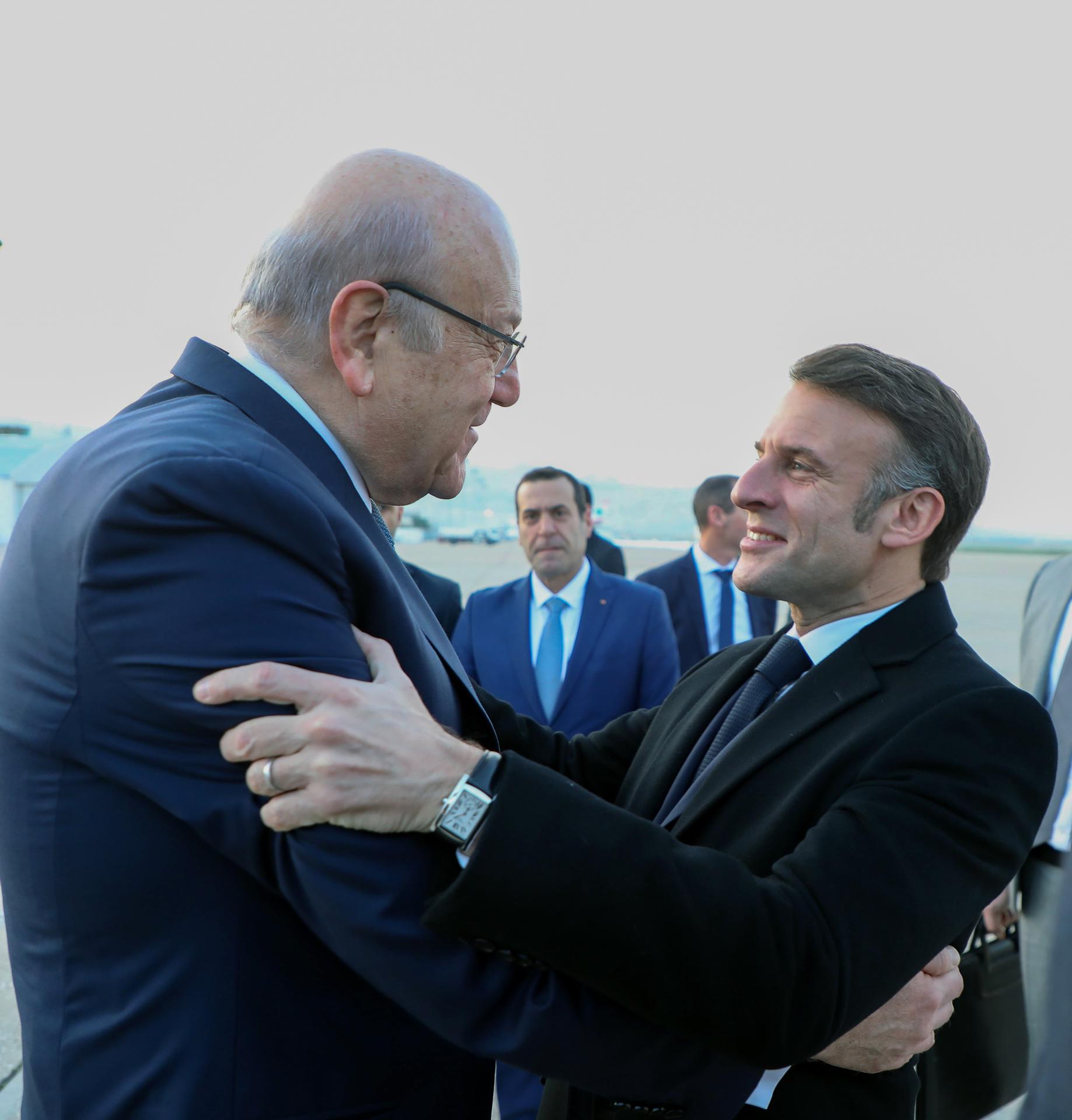 Una foto proporcionada por el proveedor de fotografía del Gobierno Libanés, Dalati y Nohra, muestra al primer ministro interino libanés Najib Mikati (D) reuniéndose con el presidente francés Emmanuel Macron (I) a su llegada al Aeropuerto Internacional Rafik Hariri en Beirut, Líbano, el 17 de enero de 2025. 
EFE/EPA/DALATI Y NOHRA / FOTO DE PRENSA USO EDITORIAL SOLAMENTE / NO VENTAS