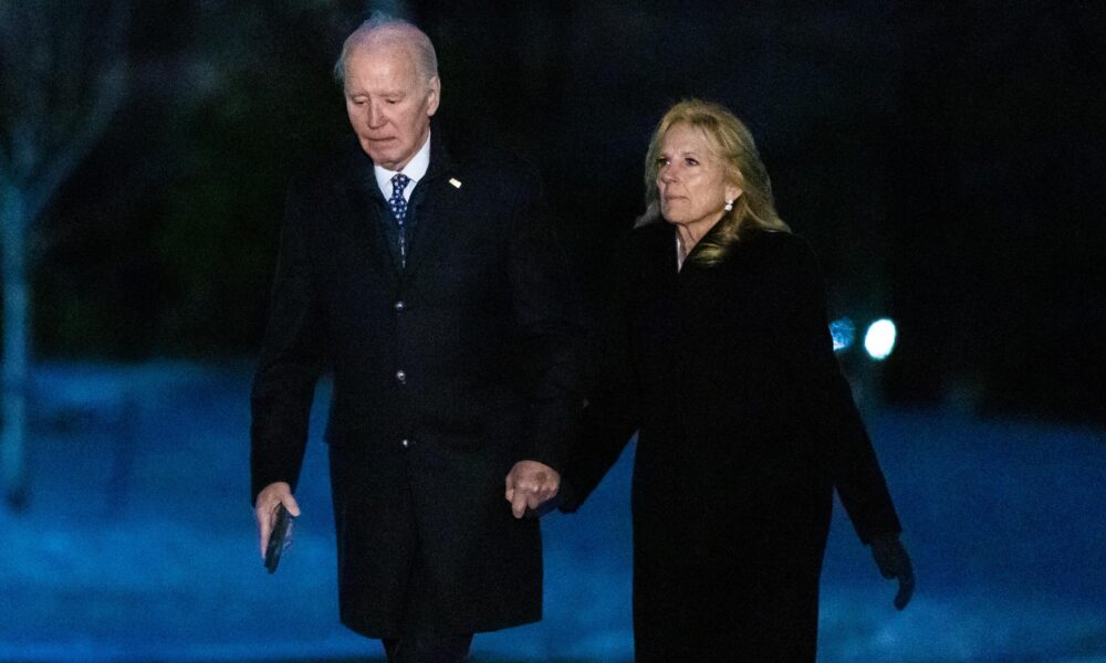 El presidente de Estados Unidos, Joe Biden, y la primera dama, Dra. Jill Biden, regresan a la Casa Blanca en Washington, DC, EE. UU., el 8 de enero de 2025. EFE/EPA/Anna Rose Layden / POOL