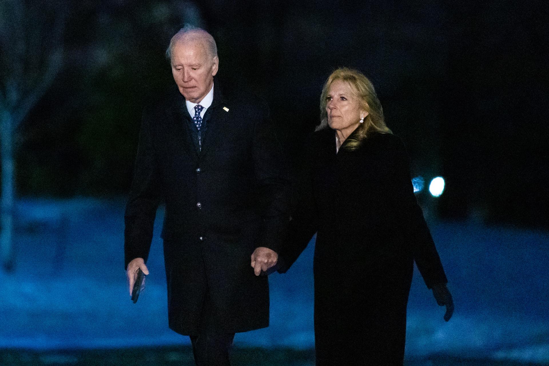 El presidente de Estados Unidos, Joe Biden, y la primera dama, Dra. Jill Biden, regresan a la Casa Blanca en Washington, DC, EE. UU., el 8 de enero de 2025. EFE/EPA/Anna Rose Layden / POOL