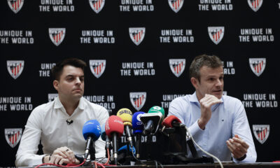 El presidente del Athletic Club, Jon Uriarte (d) y el director general de Fútbol, Mikel González (i) durante una rueda de prensa celebrada este martes en el hotel de concentración del equipo en Yeda, Arabia Saudí, donde mañana se enfrentarán al FC Barcelona en las semifinales de la Supercopa de España. EFE/ Alberto Estevez