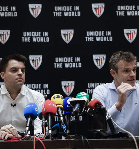 El presidente del Athletic Club, Jon Uriarte (d) y el director general de Fútbol, Mikel González (i) durante una rueda de prensa celebrada este martes en el hotel de concentración del equipo en Yeda, Arabia Saudí, donde mañana se enfrentarán al FC Barcelona en las semifinales de la Supercopa de España. EFE/ Alberto Estevez