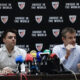 El presidente del Athletic Club, Jon Uriarte (d) y el director general de Fútbol, Mikel González (i) durante una rueda de prensa celebrada este martes en el hotel de concentración del equipo en Yeda, Arabia Saudí, donde mañana se enfrentarán al FC Barcelona en las semifinales de la Supercopa de España. EFE/ Alberto Estevez