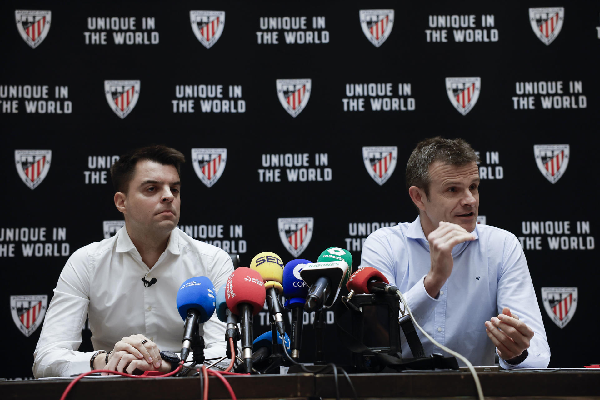 El presidente del Athletic Club, Jon Uriarte (d) y el director general de Fútbol, Mikel González (i) durante una rueda de prensa celebrada este martes en el hotel de concentración del equipo en Yeda, Arabia Saudí, donde mañana se enfrentarán al FC Barcelona en las semifinales de la Supercopa de España. EFE/ Alberto Estevez