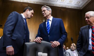 Scott Bessent (C), nominado por el presidente electo Donald Trump para ser Secretario del Tesoro, testifica en su audiencia de confirmación ante el Comité de Finanzas del Senado, en Washington, DC, EE. UU., el 16 de enero de 2025. EFE/JIM LO SCALZO