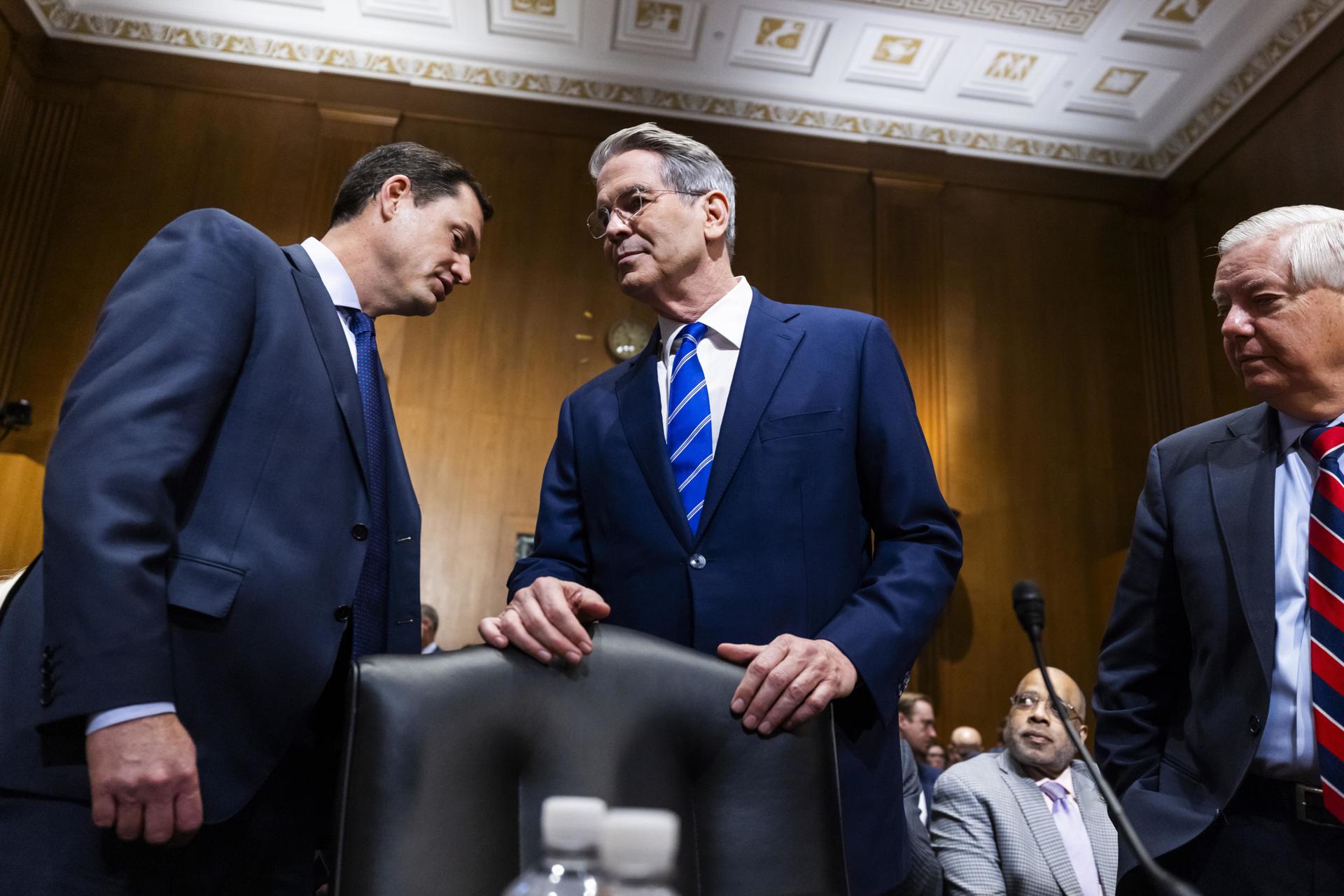 Scott Bessent (C), nominado por el presidente electo Donald Trump para ser Secretario del Tesoro, testifica en su audiencia de confirmación ante el Comité de Finanzas del Senado, en Washington, DC, EE. UU., el 16 de enero de 2025. EFE/JIM LO SCALZO