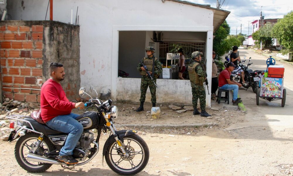 Fotografpia de archivo que muestra a soldados del Ejercito colombiano en las calles del municipio de Tibú, en el departamento de Norte de Santander (Colombia). EFE/ Mario Caicedo