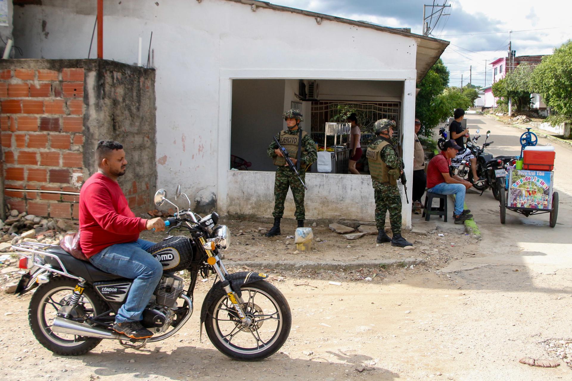 Fotografpia de archivo que muestra a soldados del Ejercito colombiano en las calles del municipio de Tibú, en el departamento de Norte de Santander (Colombia). EFE/ Mario Caicedo